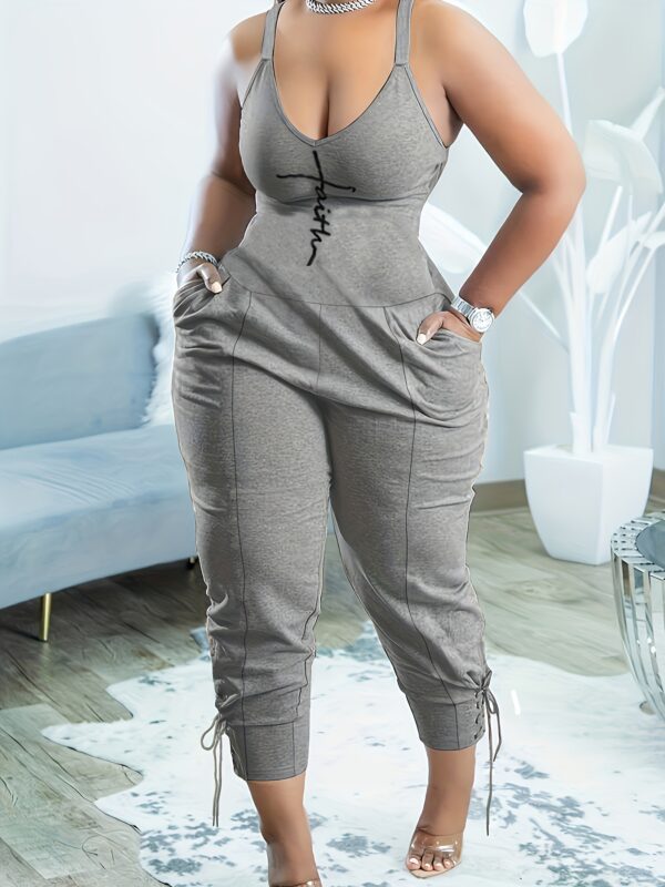 Macacão Sexy de Alças com Estampa Faith e Bolsos - Image 3